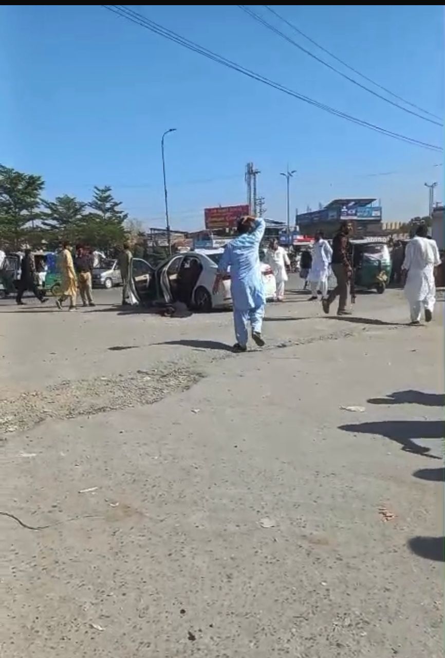 په پېښور کې پر ګاډي د بريد له کبله ۵ تنه وژل شوي او ۲ زخمیان شوي دي