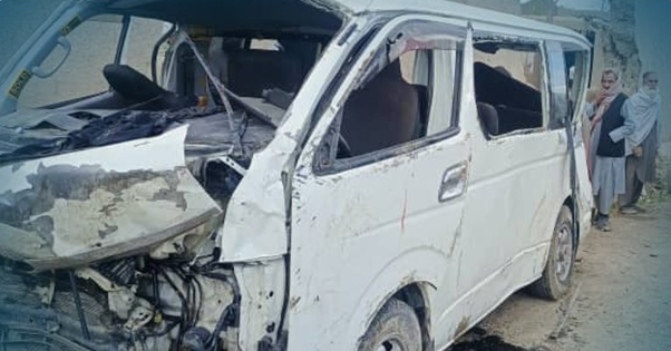 لوګر کې په یوه ټرافیکي پېښه کې یو کس مړ او ۱۶ نور ټپیان شوي دي