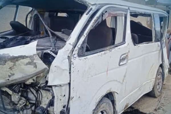 لوګر کې په یوه ټرافیکي پېښه کې یو کس مړ او ۱۶ نور ټپیان شوي دي