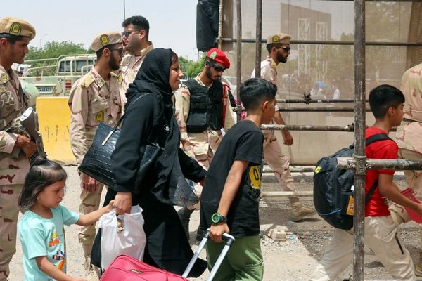 مقام ایرانی میگوید بازگشت افغانها از مرز دوغارون سه برابر افزایش یافته است