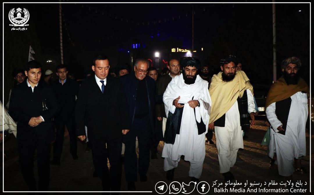 والی طالبان مقامات اوزبیکستانی را به دیدار موزه وسایل جنگی خود در روضه مزار شریف برد