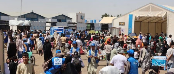 الأمم المتحدة توقف المساعدات النقدية للعائدين الأفغان بسبب قيود طالبان