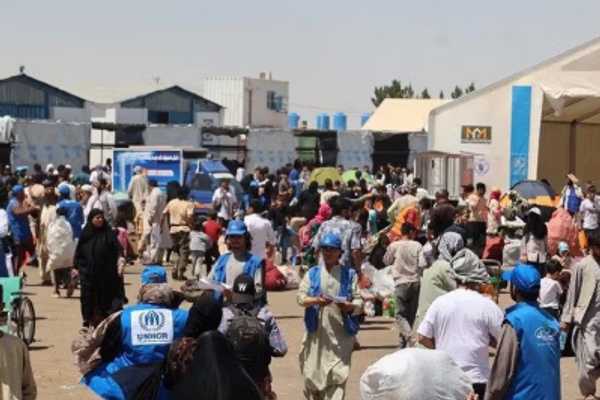 الأمم المتحدة توقف المساعدات النقدية للعائدين الأفغان بسبب قيود طالبان