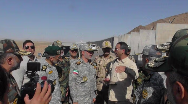 قائد الجيش الإيراني يتفقد مشروع إغلاق الحدود مع أفغانستان