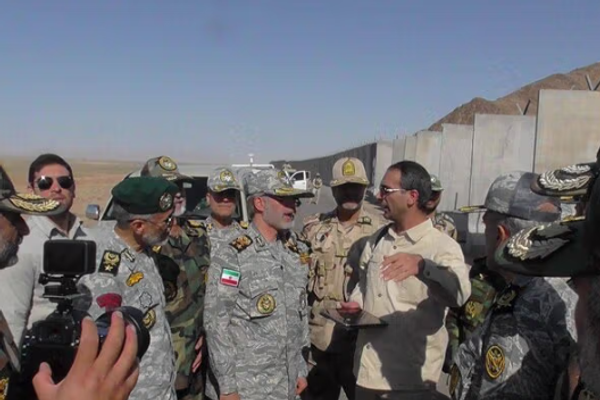 قائد الجيش الإيراني يتفقد مشروع إغلاق الحدود مع أفغانستان