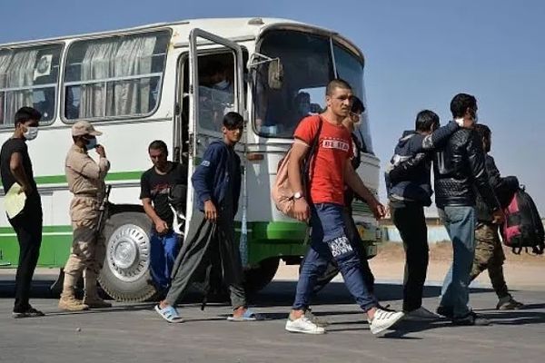 ایران د مسلکي افغان کډوالو لپاره د اوږدمهاله استوګنې د سندونو د وېش بهیر پيلوي