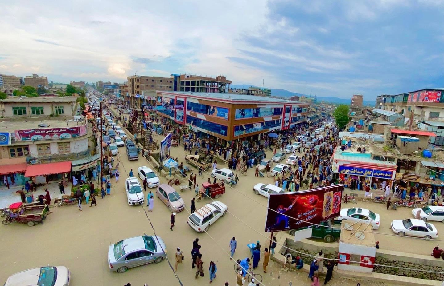 د خوست ښار د پلازو او مارکېټونو مالکان وايي یوه ډله د سراج الدین حقاني په نامه زورواکي کوي