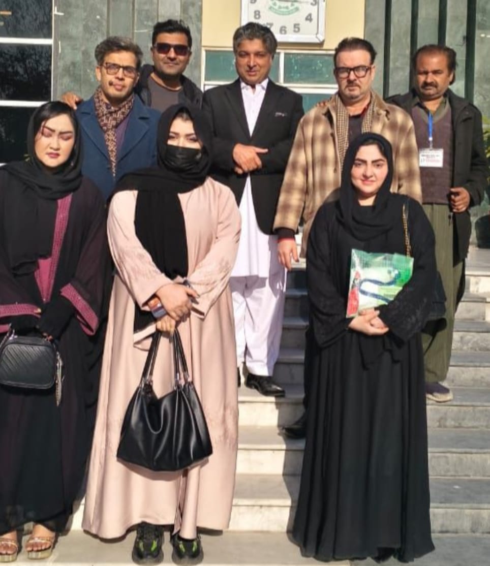 افغان سندرغاړو د پېښور محکمې ته د پاکستان څخه د نه ایستلو ۱۵۰ عريضې کړي