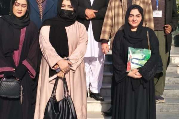 افغان سندرغاړو د پېښور محکمې ته د پاکستان څخه د نه ایستلو ۱۵۰ عريضې کړي