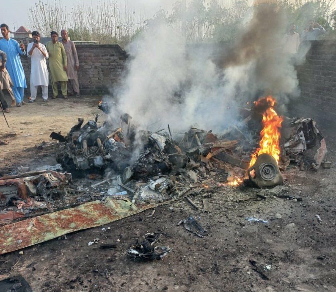 در اثر سقوط یک هواپیمای آموزشی ارتش پاکستان در نزدیکی پیشاور دو پیلوت کشته شدند