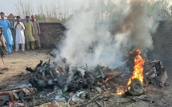 در اثر سقوط یک هواپیمای آموزشی ارتش پاکستان در نزدیکی پیشاور دو پیلوت کشته شدند