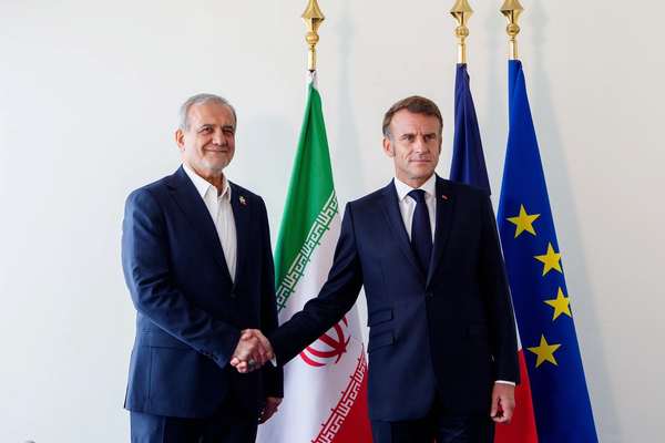 فرانسې له ایران څخه غوښتي چې د دوی بندیان ژر تر ژره خوشې کړي