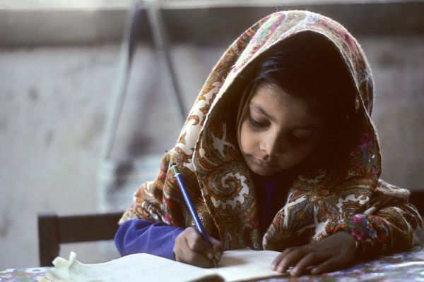 یوناما د ښځو د زده کړو پر ارزښت ټینګار کوي؛ محدودیتونه لا هم پر ځای دي