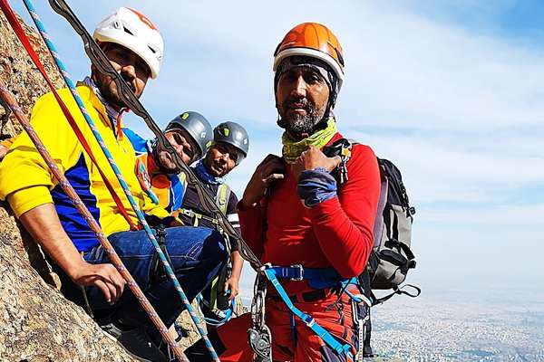 کوهنوردان مهاجر افغان در ایران برای نخستینبار دیواره شروین تهران را فتح کردند
