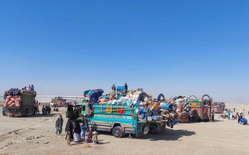 په جمرود کې بندپاتو افغان کډوالو کوچنی اختر په سړکونو ونمانځه