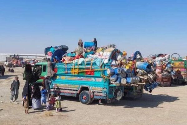 په جمرود کې بندپاتو افغان کډوالو کوچنی اختر په سړکونو ونمانځه