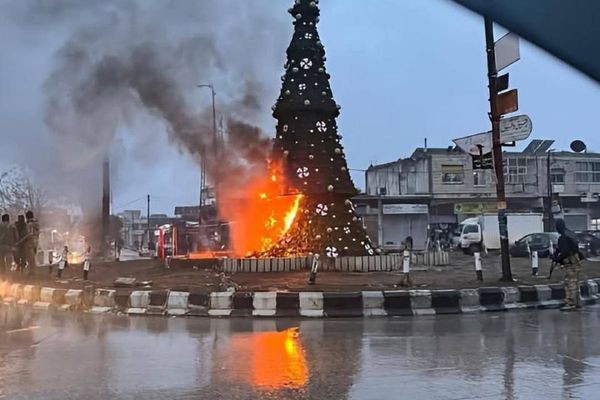 صدها سوری در واکنش به آتش کشیدن درخت کریسمس به دست جنگجویان اعتراض کردند