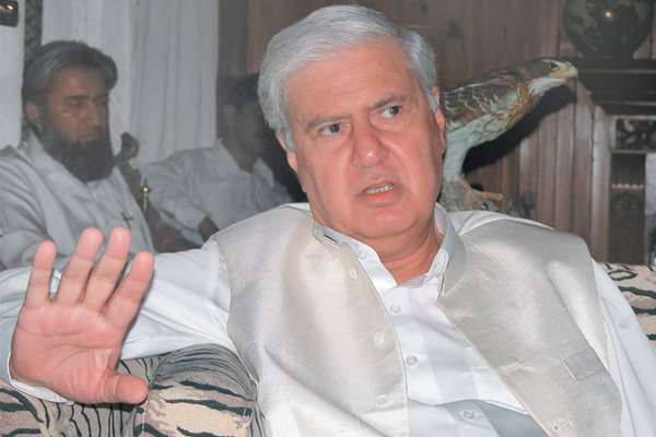پخوانی پاکستانی وزیر: د خواجه اصف څرګندونې د پاکستان او افغانستان د خبرو بهیر ګډوډوي
