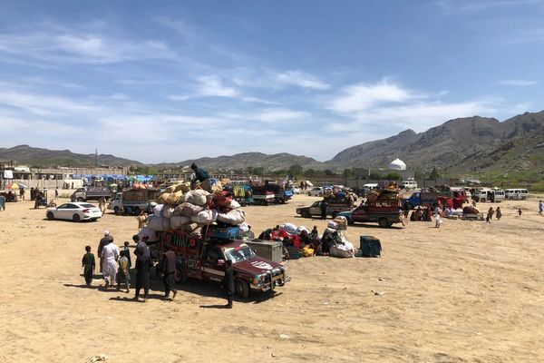 د پاکستان مخابراتي شبکو د یو شمېر افغان کډوالو سیمکارټونه بند کړل