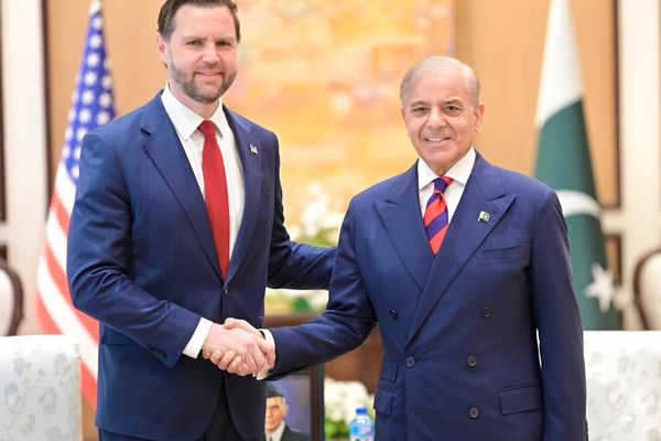 د امریکا د ولسمشر مرستیال په اسلاماباد کې له شهباز شریف سره وکتل