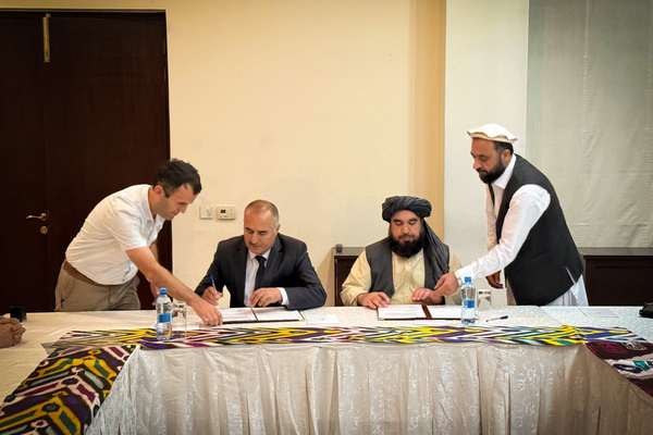 تاجیکستان به مناطق مرزی افغانستان برق صادر میکند