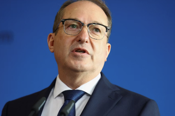 وزير الداخلية الألماني يؤكد العمل على نقل آلاف الأفغان من باكستان إلى ألمانيا قريبا