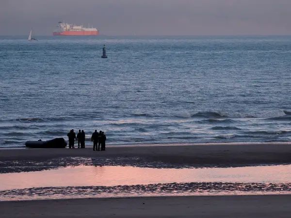 واژگونی قایق حامل پناهجویان در کانال مانش دست‌کم ۱۲ کشته برجا گذاشت