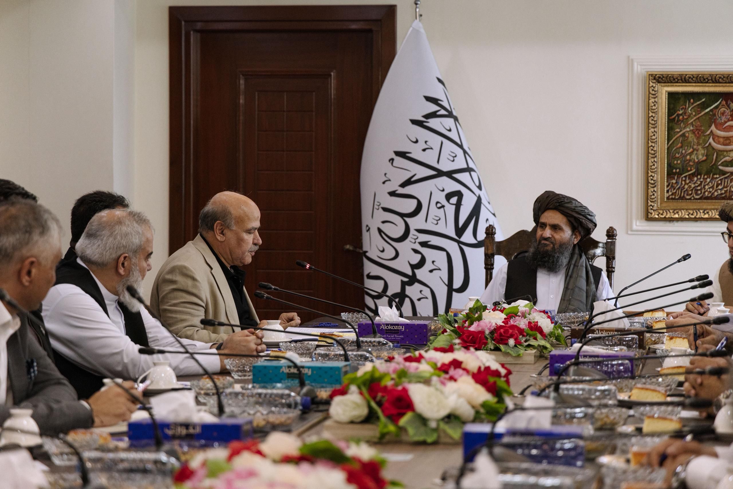 ملابرادر او میرویس عزیزي د ۸۴۵ مېګاواټه لمریزې برېښنا په ګډون پنځه تړونونه لاسلیکوي 