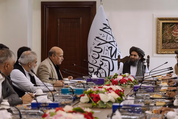 ملابرادر او میرویس عزیزي د ۸۴۵ مېګاواټه لمریزې برېښنا په ګډون پنځه تړونونه لاسلیکوي