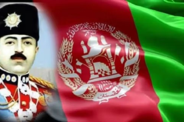 له بندیزونو سره؛ په کور دننه هم ځینو افغانانو د خپلواکۍ ورځ له ملي بېرغونو سره ونمانځله