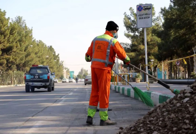 مسؤول إيراني: طهران تعاني نقصاً في عمال النظافة بعد ترحيل الأفغان