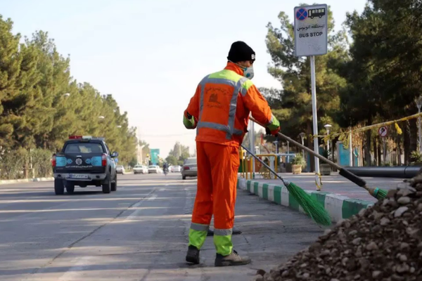 مسؤول إيراني: طهران تعاني نقصاً في عمال النظافة بعد ترحيل الأفغان