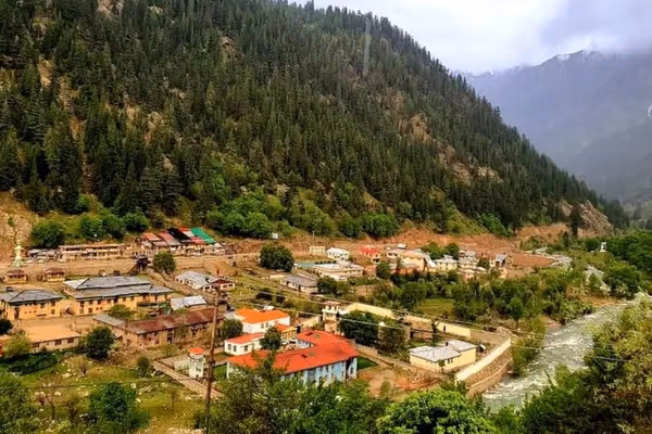 پاکستان راه دو ولسوالی نورستان را بسته است