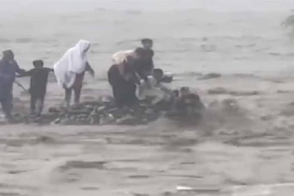 پاکستان کې د موسمي بارانونو له امله تېرو ۲۴ ساعتونو کې ۵۵ کسان مړه شوي