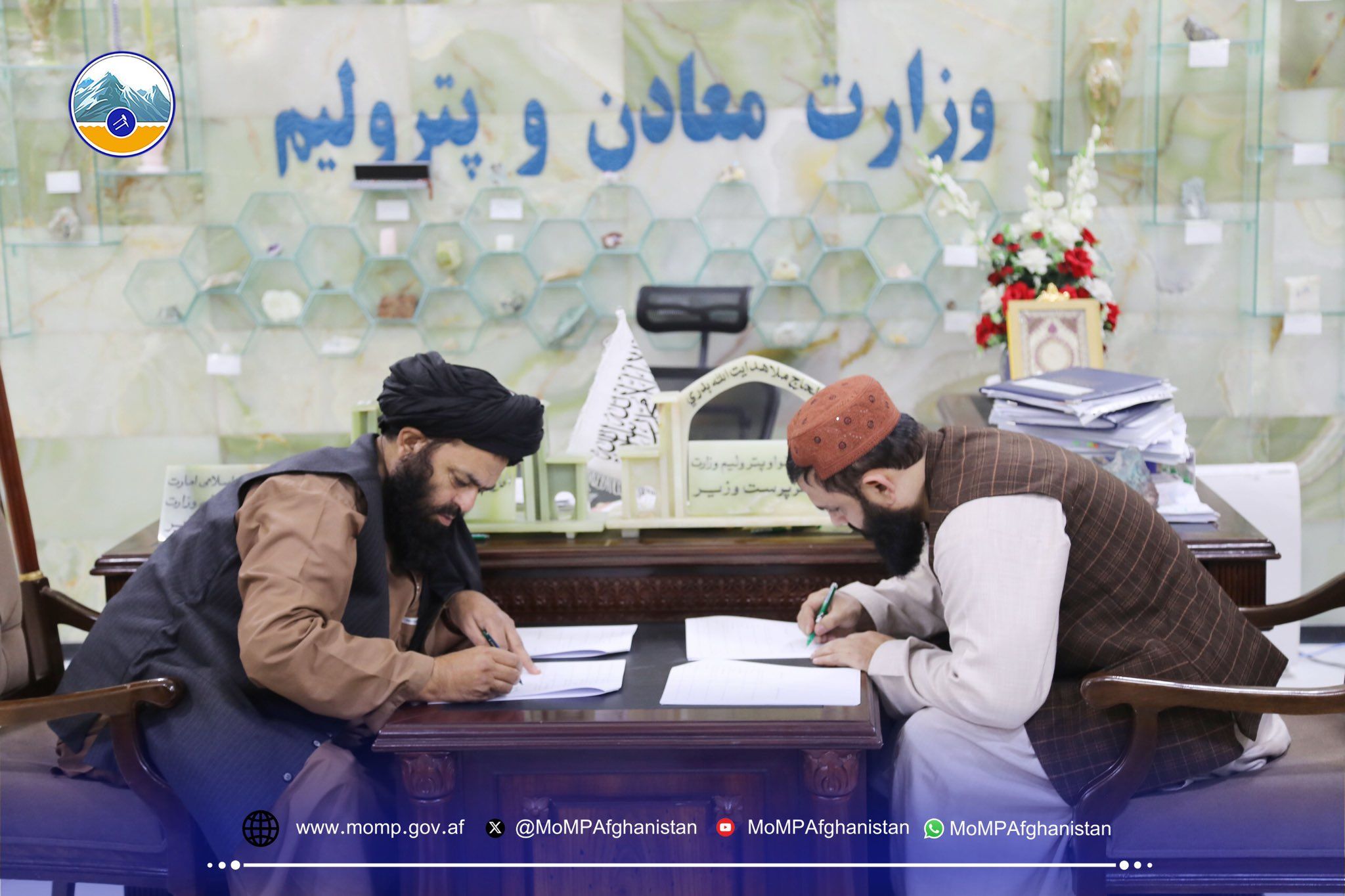 طالبانو له افغاني شرکتونو سره د بامیان د سرب او جستو د پنځو بلاکونو تړونونه لاسلیک کړل