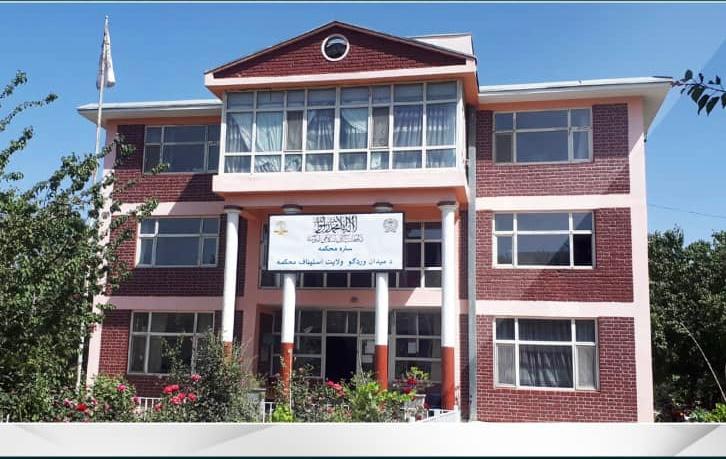 طالبان در میدان وردک دو متهم را پیش چشم مردم شلاق زد