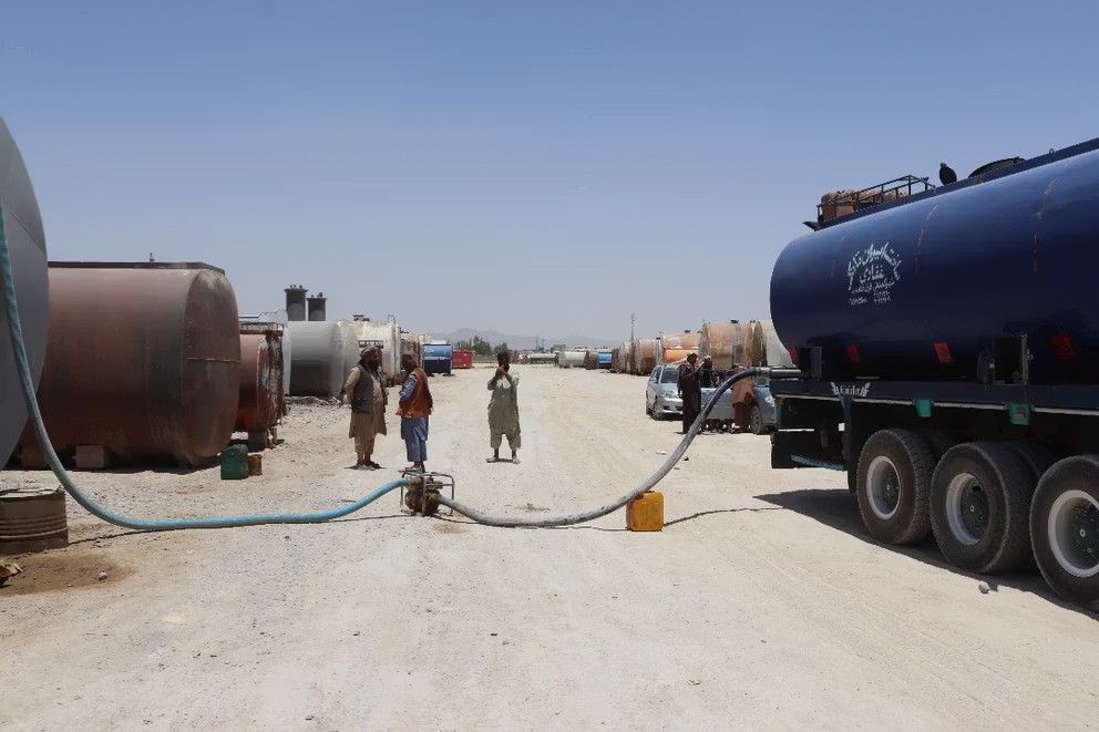 افزایش بهای نفت در قندهار؛ طالبان چهار هزار تانکر سوخت را در گمرک‌ها متوقف کرده است