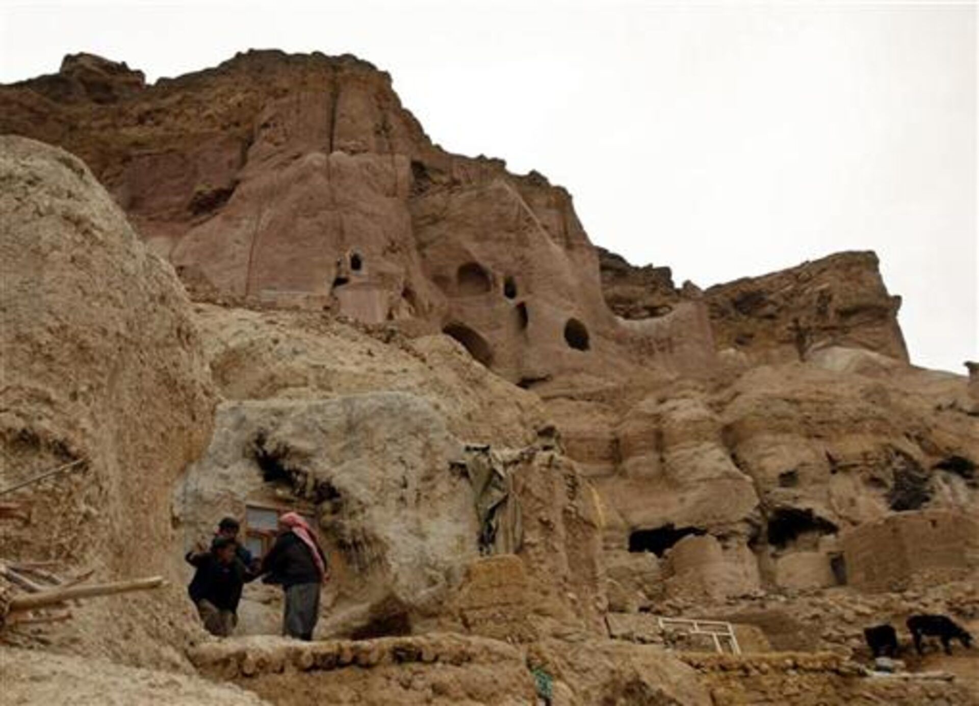 طالبان: دو نهاد خارجی برای ۱۰۰ خانواده مغاره‌نشین بامیان خانه می‌سازند