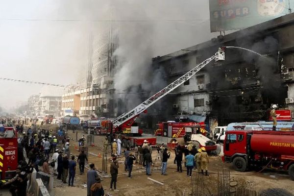 کراچۍ کې اورلګېدنه؛ اور له ۳۳ ساعتونو وروسته مهار شو چې له امله یې ۱۴کسان مړه شوي دي
