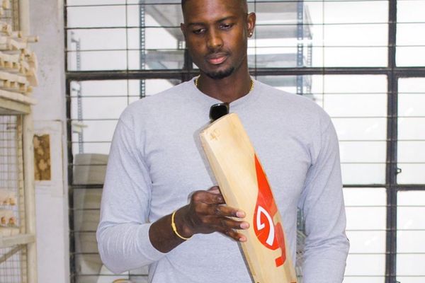 جیسون هولدر پس از هفت سال رکورد جهانی راشد خان را شکست