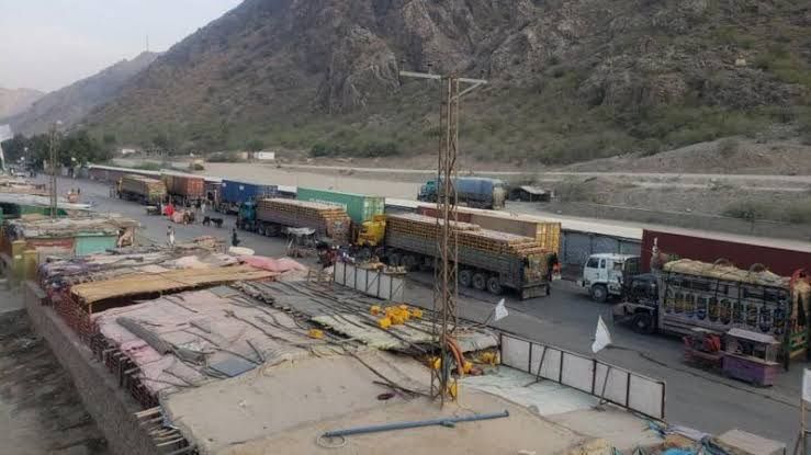 د تورخم دروازه د هغو موټر چلوونکو لپاره وتړل شوه، چې ویزې او پاسپورټونه نلري