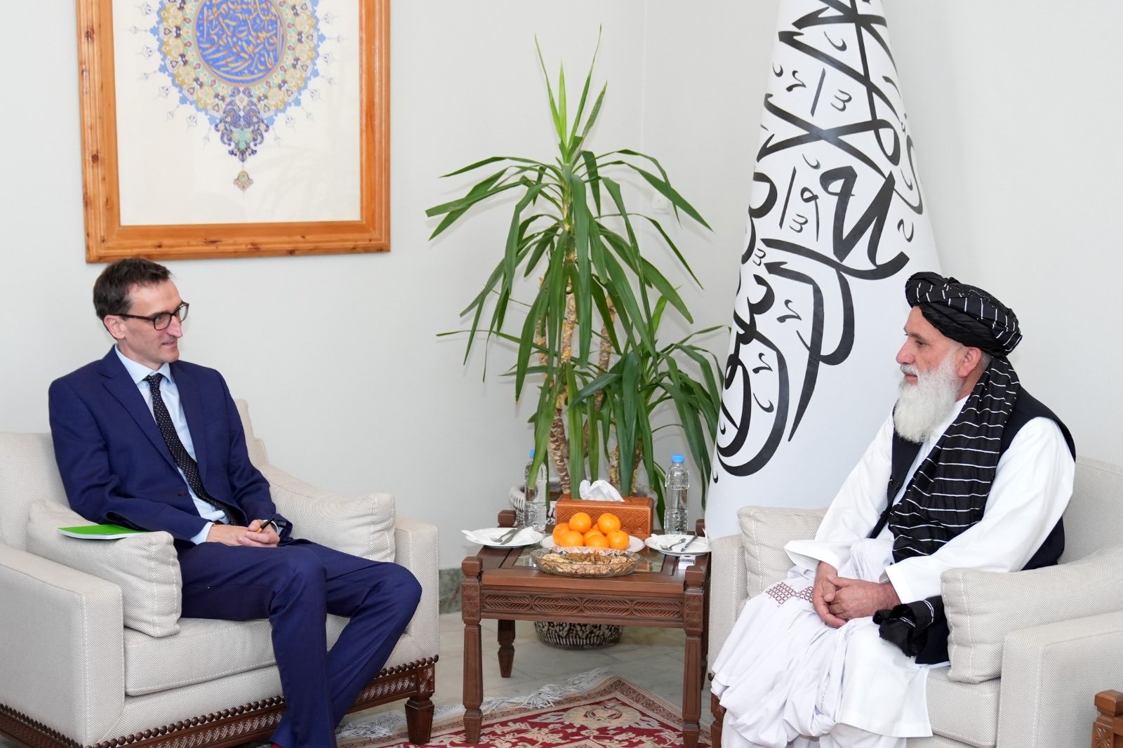 طالبان د برېتانیا له استازي سره په لیدنه کې: په تېزه لهجه او دوښمنۍ ستونزې نه حل کېږي