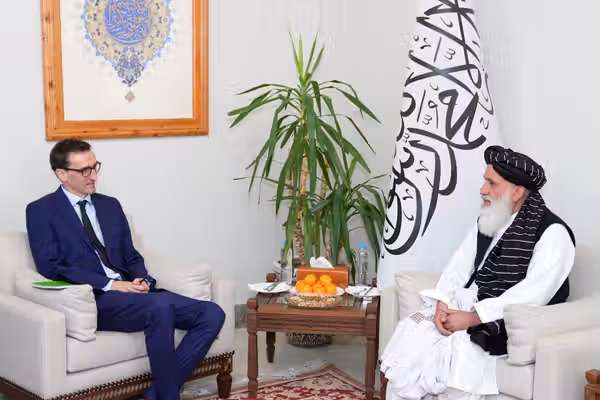 طالبان د برېتانیا له استازي سره په لیدنه کې: په تېزه لهجه او دوښمنۍ ستونزې نه حل کېږي