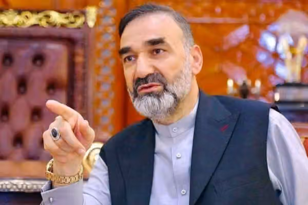 عطامحمد نور امیر خان متقي ته: «رېښتیا هم چې جاهل او وحشي، ښه او بد نهلري»