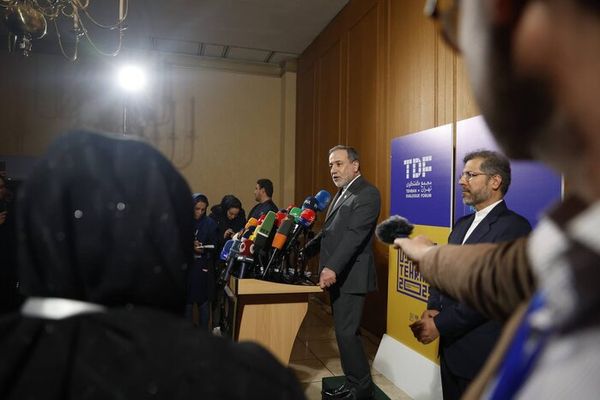 ایران وايي چې له افغانستان او پاکستان سره په خبرو کې ښکیل دی