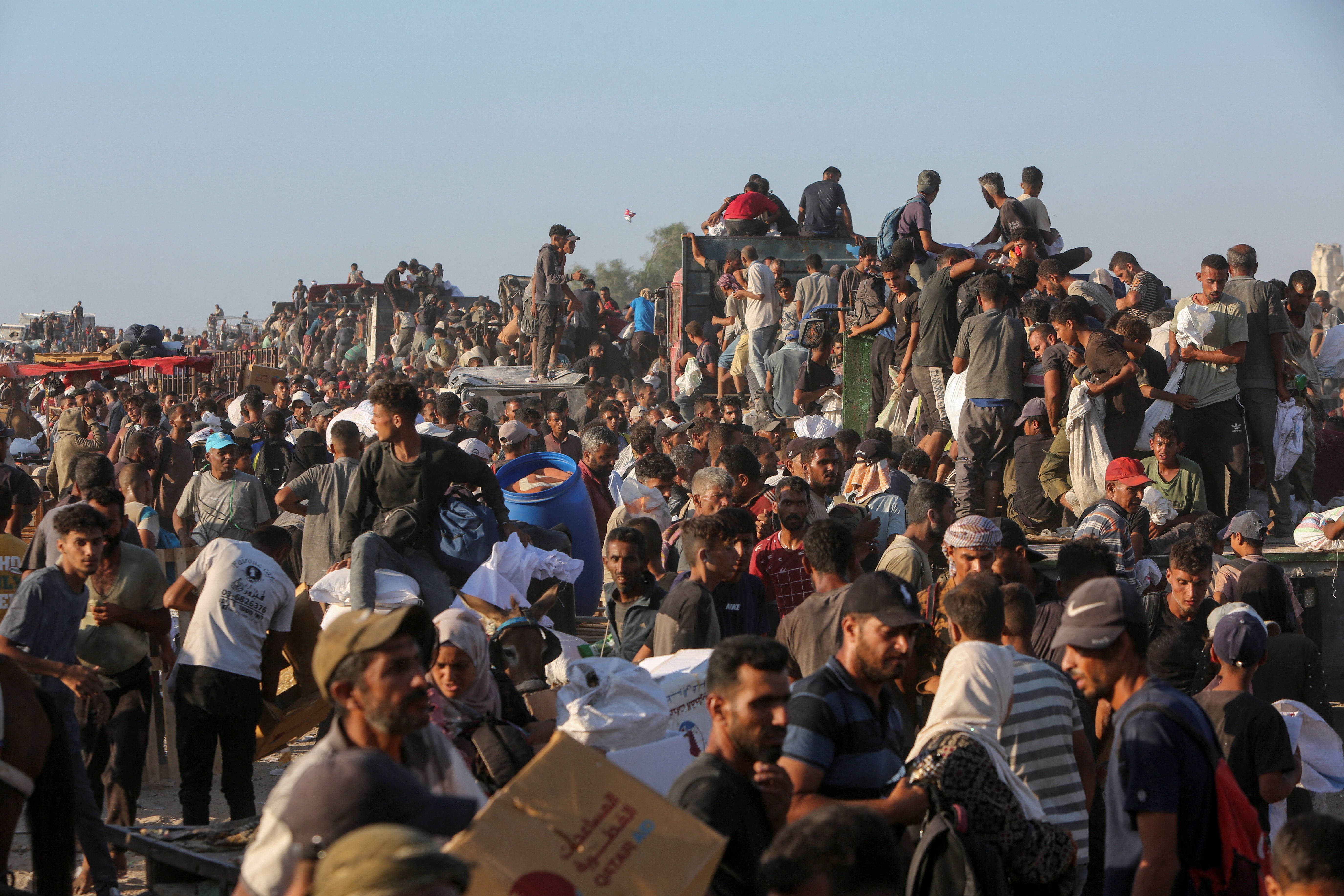 الفلسطينيون يبحثون عن المساعدات الإغاثية في خان يونس