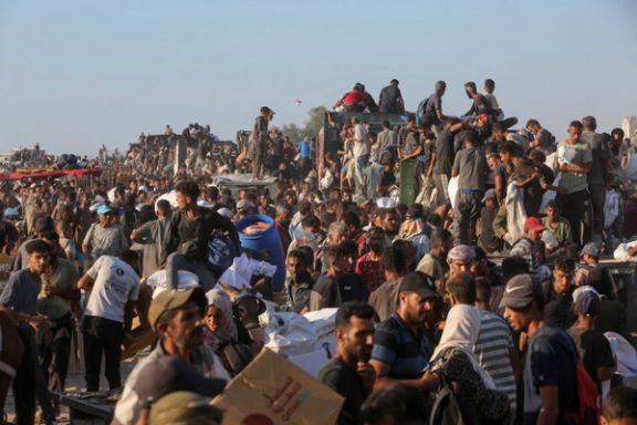 الفلسطينيون يبحثون عن المساعدات الإغاثية في خان يونس