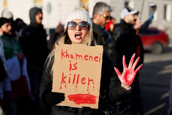 د پولیټیکو تحلیلي مقاله: ایرانیان تاریخ جوړوي، اروپا باید اقدام وکړي