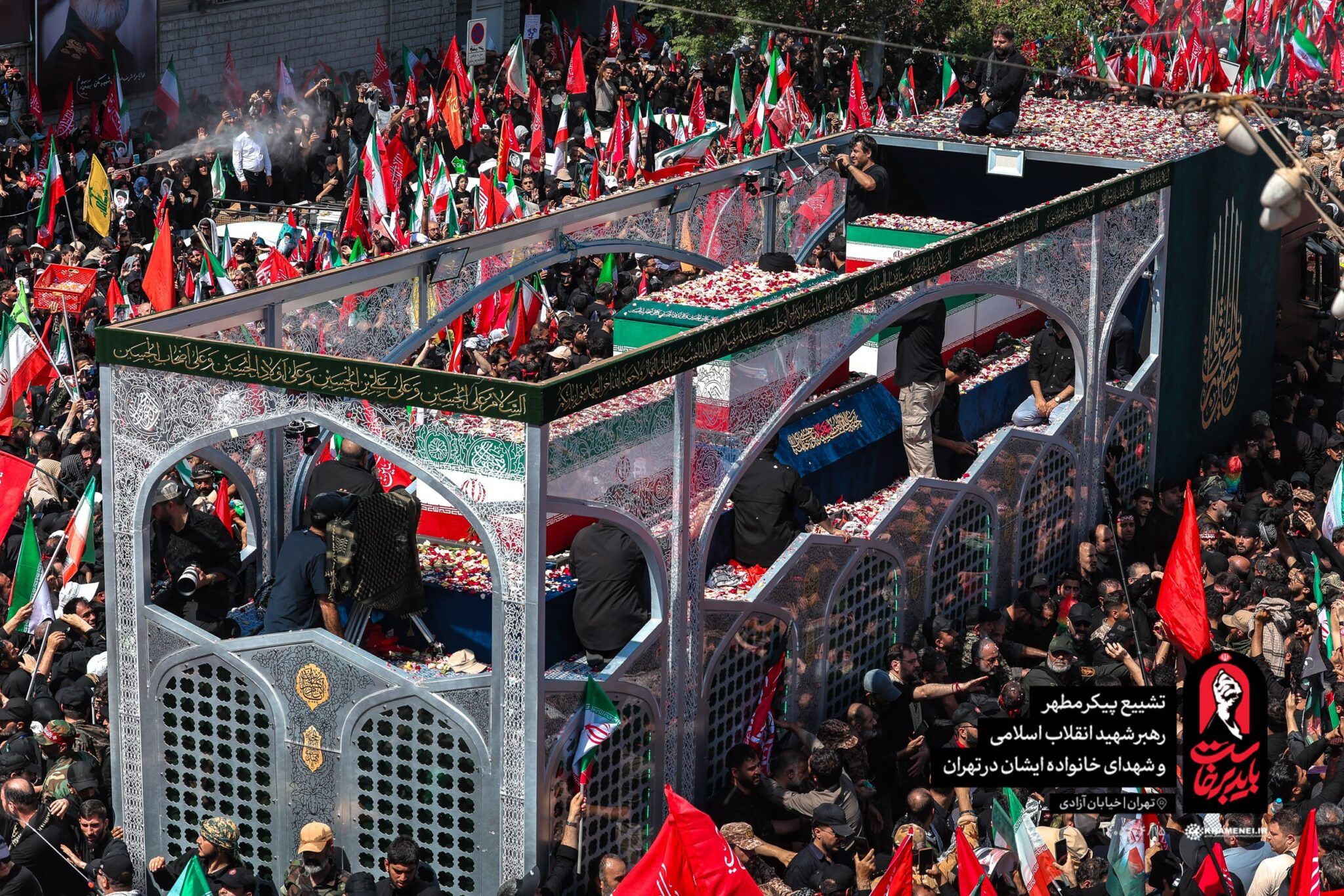 د خامنه‌یي د جنازې په مراسمو کې د ګډون لپاره تر ۱۶۰۰ ډېر افغانان ایران ته رسېدلي