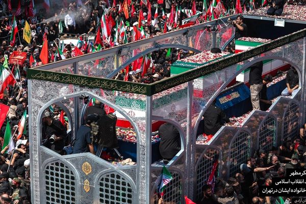 د خامنهیي د جنازې په مراسمو کې د ګډون لپاره تر ۱۶۰۰ ډېر افغانان ایران ته رسېدلي